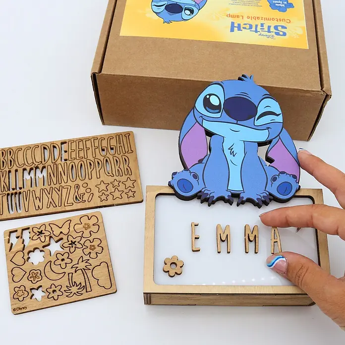 Lámpara de sobremesa infantil Stitch 2 - 0,5 W, L x An x Al: 5 x 12,5 x 17 cm, Luz nocturna, Stitch 2 - Lámpara de madera personalizable de Stitch con letras y formas intercambiables.