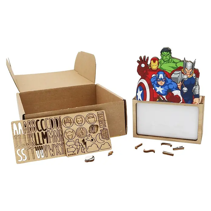 Lámpara de sobremesa infantil Avengers - 0,5 W, L x An x Al: 5 x 12,5 x 17 cm, Luz nocturna, Avengers - Kit de manualidades de madera Marvel Avengers con marco, figura de personajes, recortes de letras/símbolos y caja de cartón.