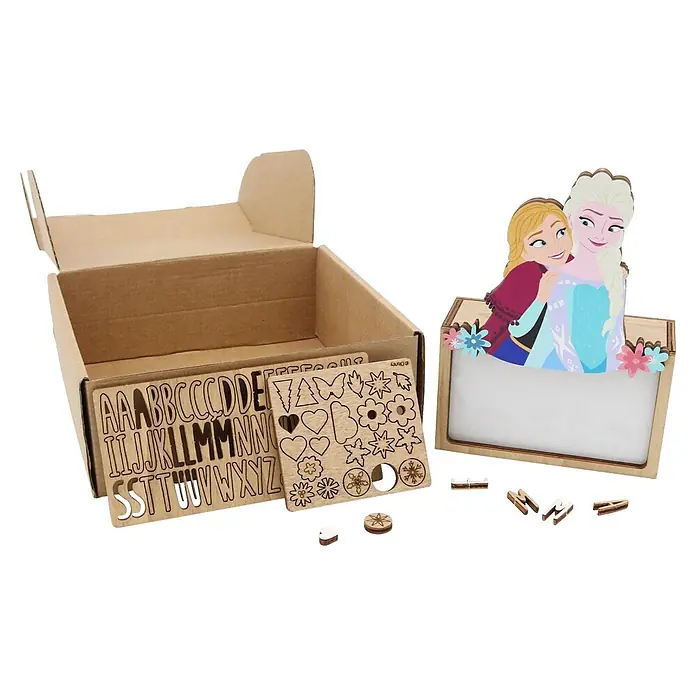 Lámpara de sobremesa infantil Elsa y Ana - 0,5 W, L x An x Al: 5 x 12,5 x 17 cm, Luz nocturna, Elsa y Ana - Kit de manualidades de madera con un marco de Frozen, letras y formas troqueladas, y pinzas pequeñas, todo de madera natural, dentro y junto a una caja de cartón.