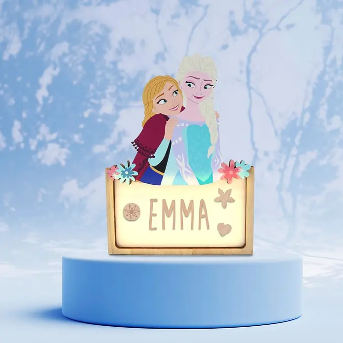 Lámpara de sobremesa infantil Elsa y Ana - 0,5 W, L x An x Al: 5 x 12,5 x 17 cm, Luz nocturna, Elsa y Ana - Placa luminosa de madera "EMMA" con figuras de Anna y Elsa, decorada con flores y elementos de madera.