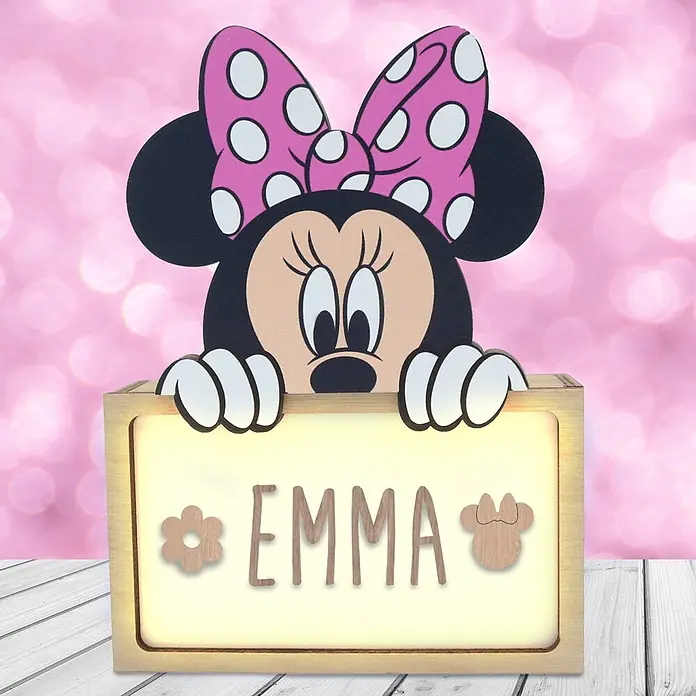 Lámpara de sobremesa infantil Minnie Mouse - 0,5 W, L x An x Al: 5 x 12,5 x 17 cm, Marrón, Luz nocturna, Minnie Mouse - Letrero luminoso de madera de Minnie Mouse personalizado con 'EMMA', con recortes de flor y cabeza de Minnie, sobre fondo bokeh rosa.