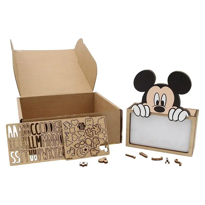 Lámpara de sobremesa infantil Mickey Mouse - 0,5 W, L x An x Al: 5 x 12,5 x 17 cm, Marrón y Negro, Luz nocturna, Mickey Mouse - Marco de madera de Mickey Mouse, plantillas de alfabeto/formas, letras sueltas y una caja de cartón abierta.