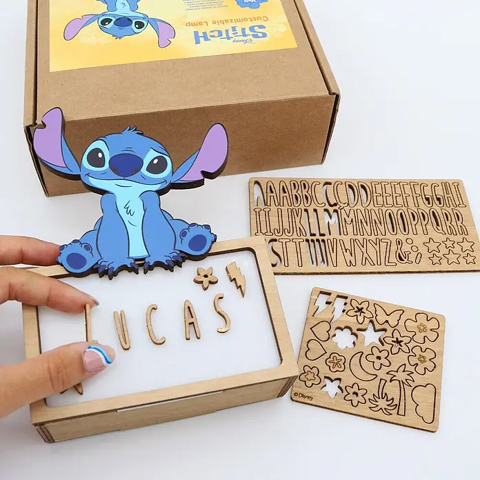 Lámpara de sobremesa infantil Stitch - 0,5 W, L x An x Al: 5 x 12,5 x 17 cm, Luz nocturna, Stitch - Un kit de lámpara Stitch de madera personalizable con panel de luz blanco, letras de madera, recortes decorativos y una figura de Stitch.