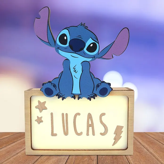 Lámpara de sobremesa infantil Stitch - 0,5 W, L x An x Al: 5 x 12,5 x 17 cm, Luz nocturna, Stitch - Figurita del personaje Stitch azul sobre una caja de madera luminosa personalizada con 'LUCAS', estrellas y un rayo.