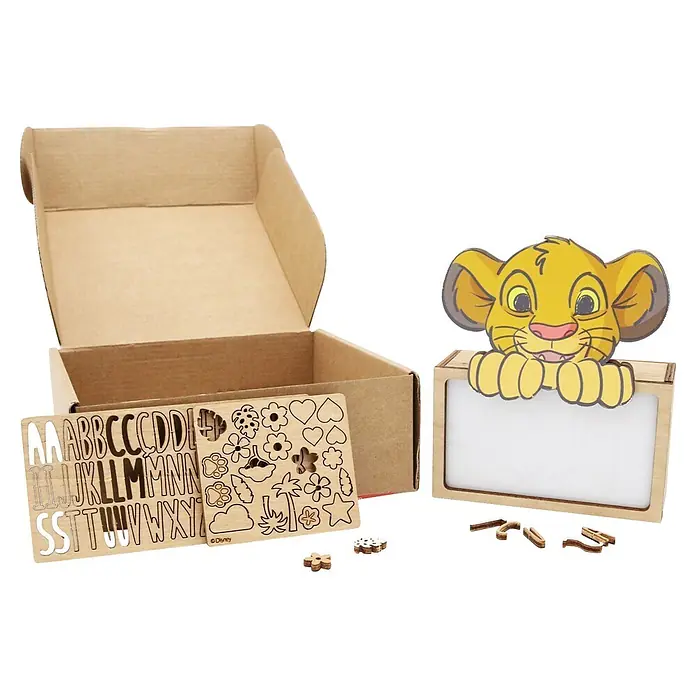 Lámpara de sobremesa infantil Simba - 0,5 W, L x An x Al: 5 x 12,5 x 17 cm, Luz nocturna, Simba - Set de manualidades de madera de Simba con plantillas de letras y formas, piezas de madera sueltas y una caja de cartón.