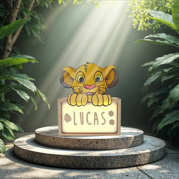 Lámpara de sobremesa infantil Simba - 0,5 W, L x An x Al: 5 x 12,5 x 17 cm, Luz nocturna, Simba - Cartel luminoso de madera "LUCAS" con cachorro de león, huellas de patas y hojas, sobre pedestal de piedra entre plantas verdes.