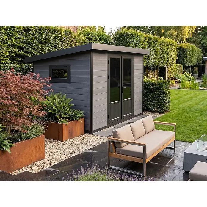 Fjordholz Gartenhaus Style DeLuxe 8,4 m² in moderner Holzoptik - Außenmaß inkl. Dachüberstand (B x T): 323,5 x 327 cm, Aluminium, Anthrazit/grau - Moderner grauer Gartenhaus mit schwarzer Verkleidung und doppelten Glastüren, in einem Landschaftsgarten mit Terrassenmöbeln.