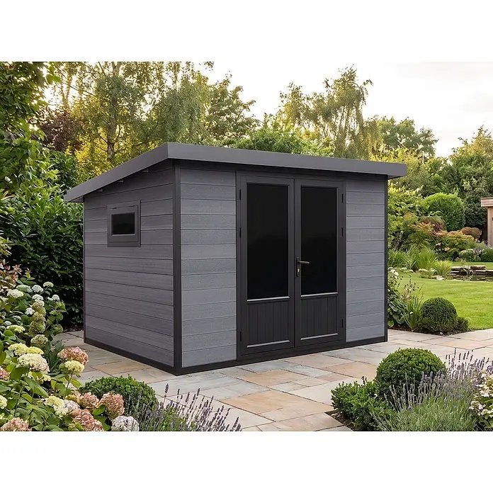 Fjordholz Gartenhaus Style DeLuxe 8,4 m² in moderner Holzoptik - Außenmaß inkl. Dachüberstand (B x T): 323,5 x 327 cm, Aluminium, Anthrazit/grau - Dunkelgraues, modernes Gartenhaus mit Doppeltür und kleinem Fenster, auf einer gepflasterten Terrasse im Garten.