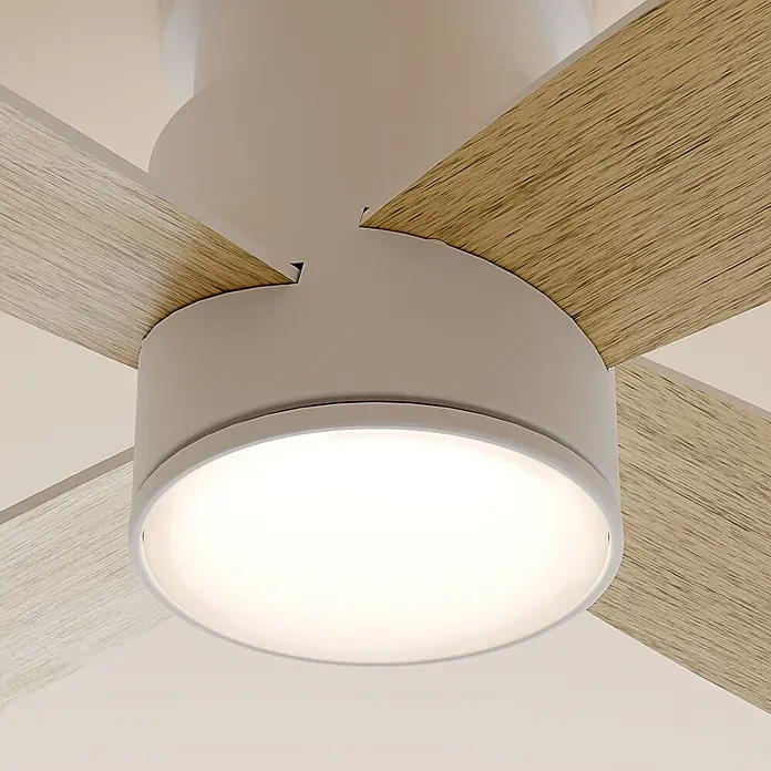 Sulion Ventilador de techo Taro - Blanco, 106 cm, 2 W - 37 W, Blanco frío - Primer plano de un moderno ventilador de techo blanco con aspas de madera clara y luz LED brillante integrada.