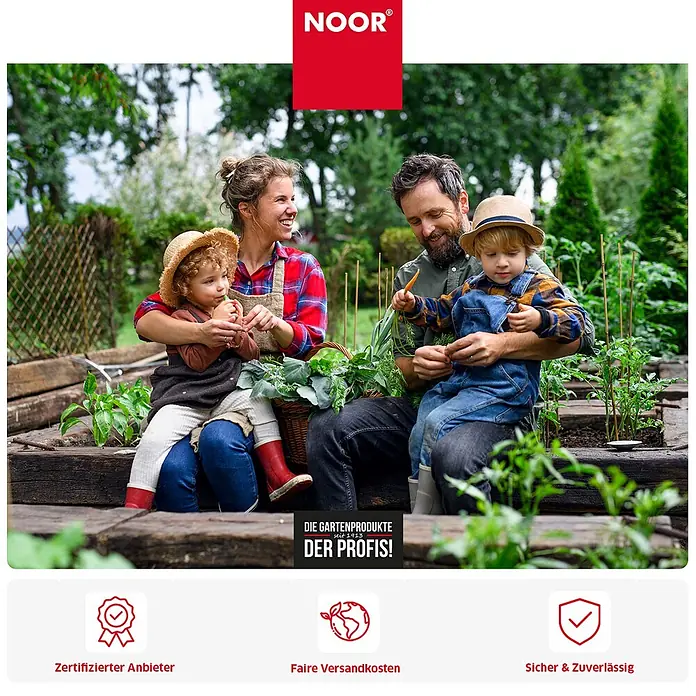 NOOR Sichtschutzelement DELUXE Weidematte - Naturmaterialien, Natur - Familie gärtnert in einem Hochbeet mit frischem Gemüse, mit Gartenprodukten von NOOR.