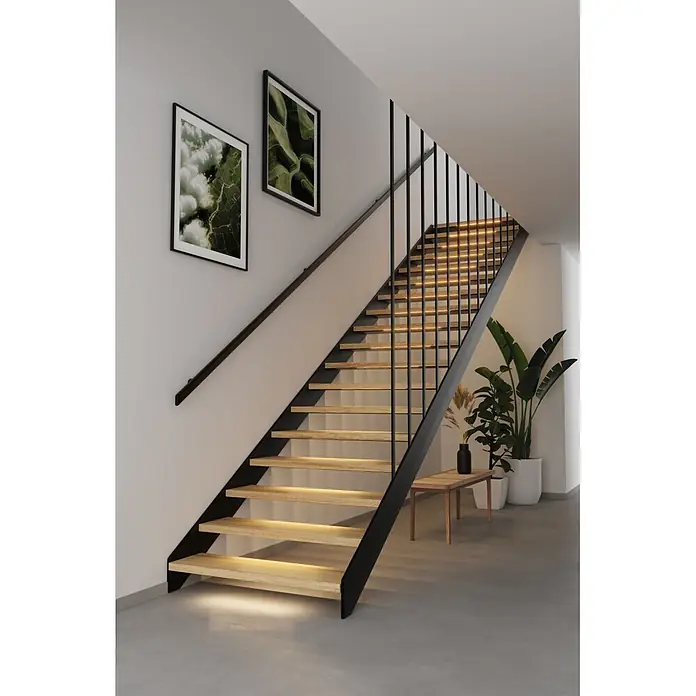 Paulmann MaxLED LED-Stripes Treppenlicht - Länge: 0,5 m, Warmweiß, 1 Stk. - Moderne Treppe mit Holzstufen, schwarzem Metallrahmen und integrierter Beleuchtung. Schwarzes Geländer und vertikale Baluster.