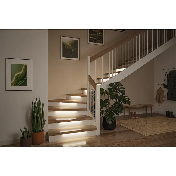 Paulmann MaxLED LED-Stripes Treppenlicht - Länge: 0,5 m, Warmweiß, 1 Stk. - Moderne Holztreppe mit integrierter LED-Stufenbeleuchtung in einem stilvollen Hauseingang.
