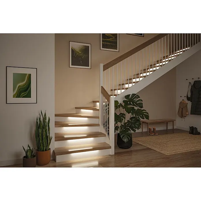 Paulmann MaxLED LED-Stripes Treppenlicht - Länge: 0,5 m, Warmweiß, 1 Stk. - Moderne Holztreppe mit integrierter Untertrittbeleuchtung in einem zeitgenössischen Hauseingang.