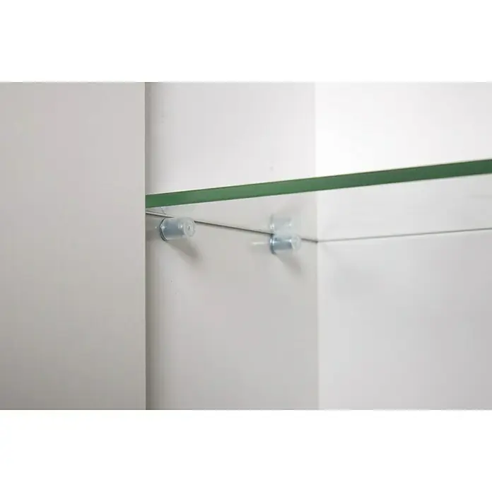 Schildmeyer Spiegelschrank Basic - B x H: 60 x 70,7 cm, Ohne Beleuchtung, Holz, Weiß - Nahaufnahme eines Glasschrankregals, befestigt mit transparenten Halterungen an einer weißen Oberfläche. Das Regal ist klar und minimalistisch gestaltet.