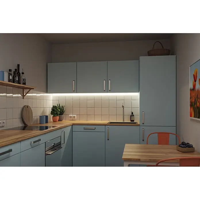 Paulmann SimpLED LED-Stripes Delta Tube Set - Länge: 3 m, Warmweiß, 13,5 W, 1.350 lm - Eine moderne Küche mit hellblauen Schränken, Holzarbeitsplatten und weißem Fliesenspiegel, beleuchtet durch Unterbauleuchten.