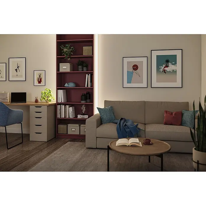 Paulmann SimpLED LED-Stripes Delta Tube Set - Länge: 3 m, Warmweiß, 13,5 W, 1.350 lm - Weinrotes Bücherregal mit integrierter Beleuchtung, gefüllt mit Büchern und Deko, steht in einem modernen Wohnzimmer.