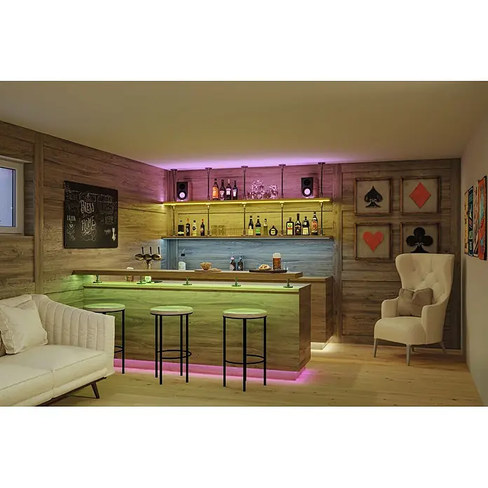 Paulmann SimpLED LED-Stripes - Länge: 5 m, RGB, 17 W, 700 lm - Moderne Hausbar mit Holzoberflächen, farbiger LED-Beleuchtung, Barhockern und Sitzgelegenheiten.
