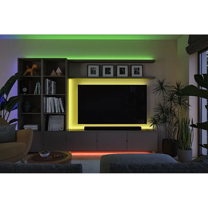 Paulmann SimpLED LED-Stripes - Länge: 5 m, RGB, 17 W, 700 lm - Bunte LED-Streifenbeleuchtung erhellt eine Wohnzimmer-TV-Wand und Regale und schafft Stimmungslicht.
