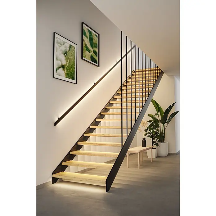 Paulmann MaxLED Controller Set Treppenlicht - Weiß - Moderne Treppe mit schwarzem Metallrahmen, hellen Holzstufen und integrierter LED-Beleuchtung.