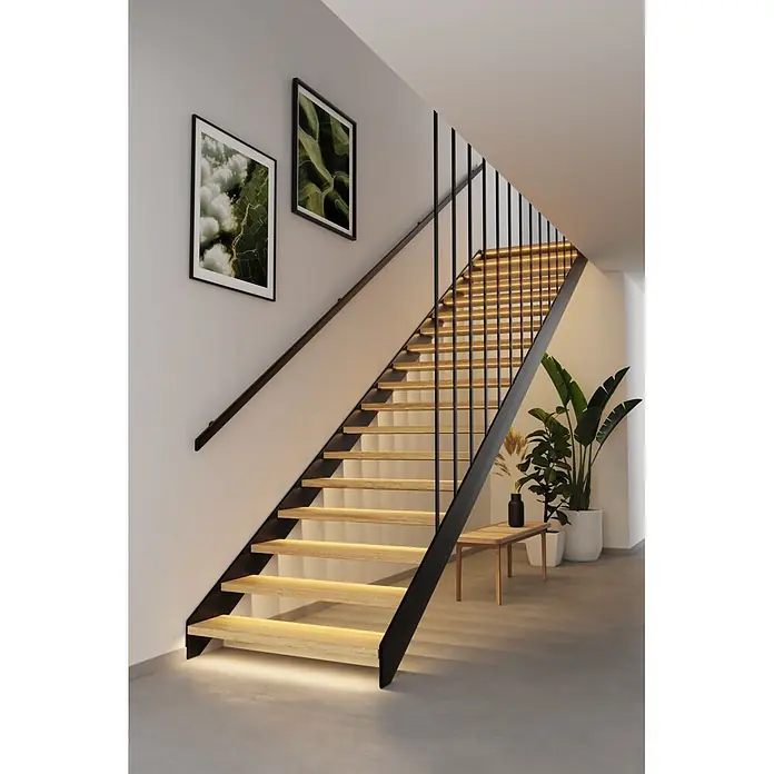 Paulmann MaxLED LED-Stripes Treppenlicht - Länge: 1 m, Warmweiß, 1 Stk. - Moderne Treppe mit Holzstufen, schwarzem Metallrahmen und integrierter LED-Beleuchtung in minimalistischem Interieur.
