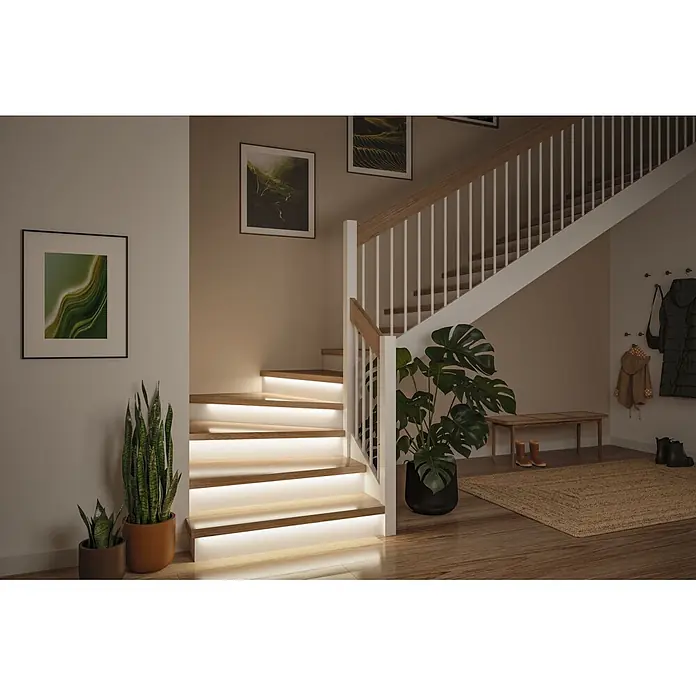 Paulmann MaxLED LED-Stripes Treppenlicht - Länge: 1 m, Warmweiß, 1 Stk. - Moderne Treppe mit integrierter LED-Beleuchtung unter jeder Holzstufe, die den Eingangsbereich warm ausleuchtet.
