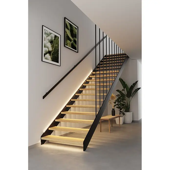 Paulmann MaxLED LED-Stripes Treppenlicht - Länge: 1 m, Warmweiß, 1 Stk. - Moderne freitragende Treppe: Holzstufen, schwarzer Metallrahmen und integrierte LED-Beleuchtung im stilvollen Interieur.