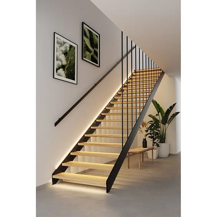 Paulmann MaxLED LED-Stripes Treppenlicht - Länge: 1 m, Warmweiß, 1 Stk. - Moderne freitragende Treppe mit hellen Holzstufen, schwarzem Metallgeländer und integrierter LED-Beleuchtung in einem zeitgenössischen Zuhause.