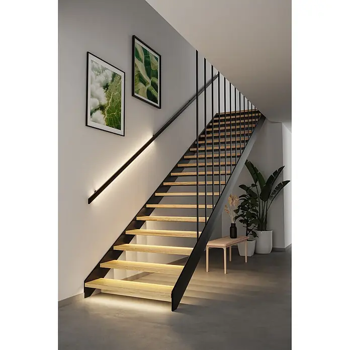 Paulmann MaxLED LED-Stripes Treppenlicht - Länge: 1 m, Warmweiß, 1 Stk. - Moderne Treppe mit hellen Holzstufen und schwarzem Metallrahmen, beleuchtet durch integrierte LEDs an Stufen und Handlauf.