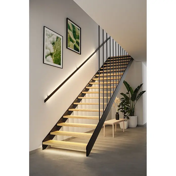 Paulmann MaxLED LED-Stripes Treppenlicht - Länge: 1 m, Warmweiß, 1 Stk. - Moderne schwebende Treppe mit schwarzem Metallrahmen, hellen Holzstufen und integrierter LED-Beleuchtung am Handlauf und unter den Stufen.