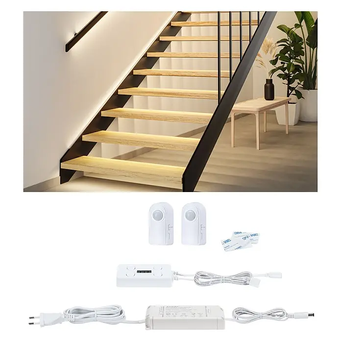 Paulmann MaxLED Controller Set Treppenlicht - Weiß - Treppenbeleuchtungssystem mit Bewegungssensoren, Steuerung und Netzteil, beleuchtet eine moderne Holztreppe.