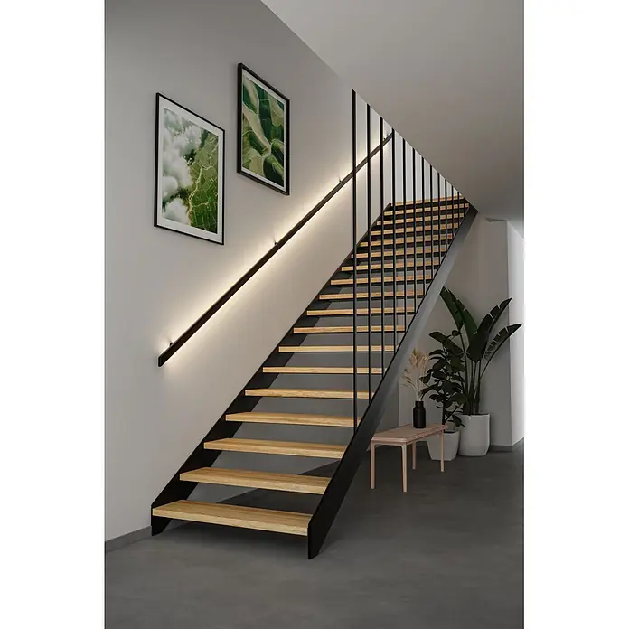 Paulmann MaxLED Controller Set Treppenlicht - Weiß - Moderne Treppe mit hellen Holzstufen, schwarzem Metallrahmen und beleuchtetem schwarzem Handlauf.