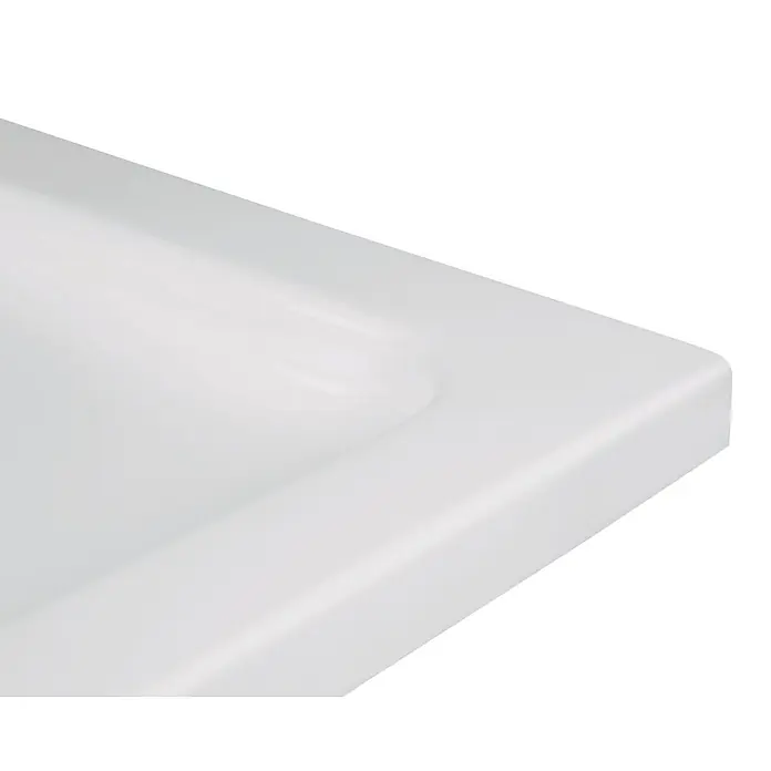 Calmwaters Duschwanne Duschwanne - Kunststoff, Weiß - Weißes Keramikwaschbecken, Nahaufnahme des glatten, geschwungenen Beckens und des flachen oberen Rands.