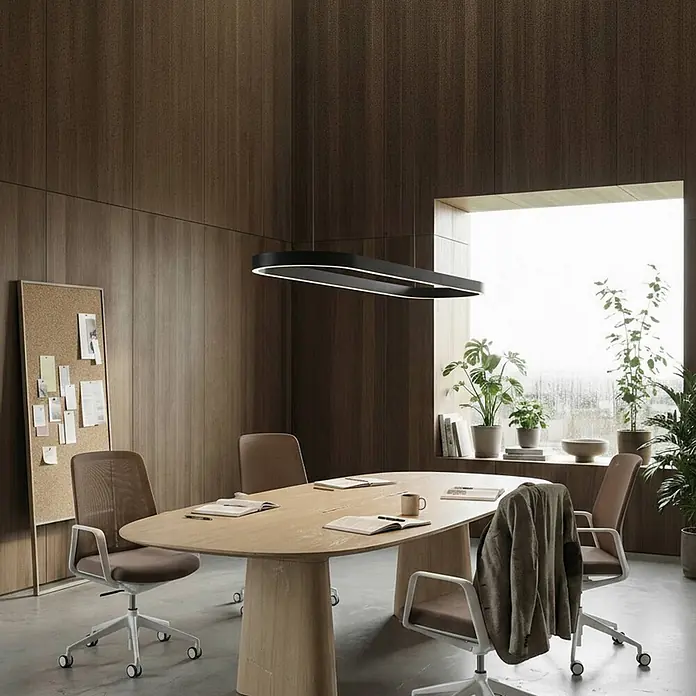 Lucande Pendelleuchte Melinay - L x B x H: 110 x 32 x 4,5 cm, schwarz, Schwarz - Schwarze, lineare, ovale Pendelleuchte beleuchtet einen modernen Konferenzraum mit Holztisch und Stühlen, vor Holzwänden und einem großen Fenster.