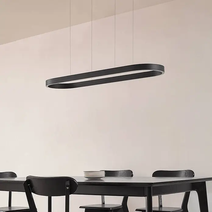 Lucande Pendelleuchte Melinay - L x B x H: 110 x 32 x 4,5 cm, schwarz, Schwarz - Schwarze ovale Pendelleuchte über einem Esstisch.