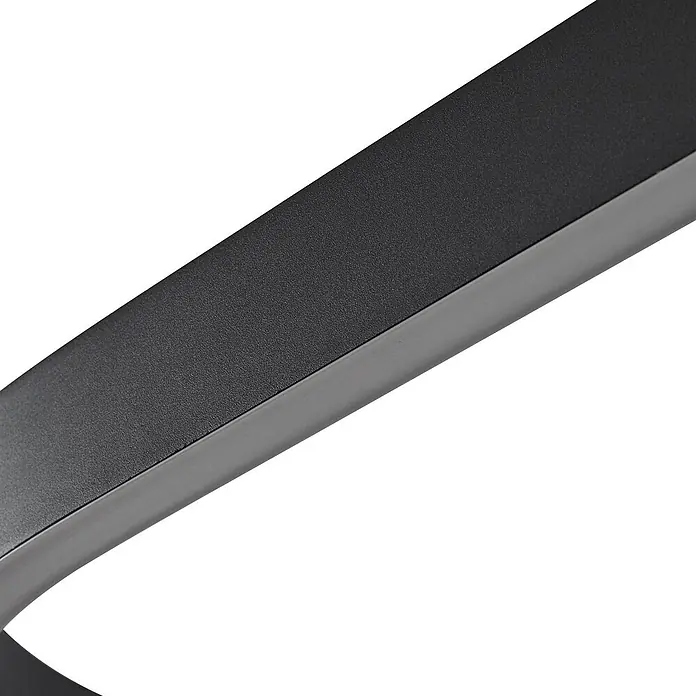 Lucande Pendelleuchte Melinay - L x B x H: 110 x 32 x 4,5 cm, schwarz, Schwarz - Nahaufnahme eines schwarzen, fein texturierten, gebogenen Stabes mit glatter, dunkelgrauer Seitenfläche.