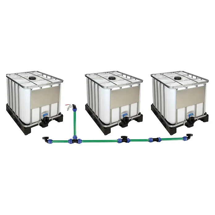 Anschluss-Set - 11 -tlg., Passend für: Verbindung von bis zu 3 IBC-Tanks mit Auslauferhöhung - Drei weiße IBC-Tanks mit Metallkäfigen, verbunden durch ein grünes Rohrsystem mit blauen und schwarzen Armaturen und einem Hahn.
