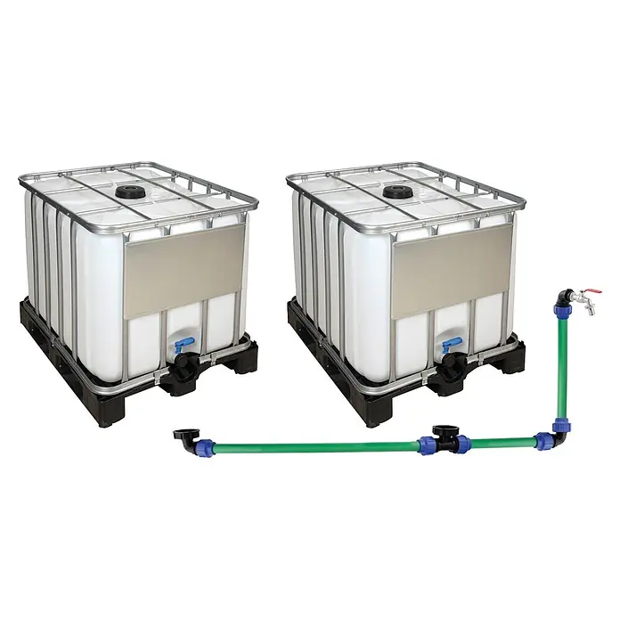 Anschluss-Set - 7 -tlg., Passend für: Verbindung von 2 IBC-Tanks mit Auslauferhöhung - Zwei weiße IBC-Tanks mit Metallkäfigen und schwarzen Paletten, verbunden durch grüne Rohre mit Armaturen und einem Hahn.