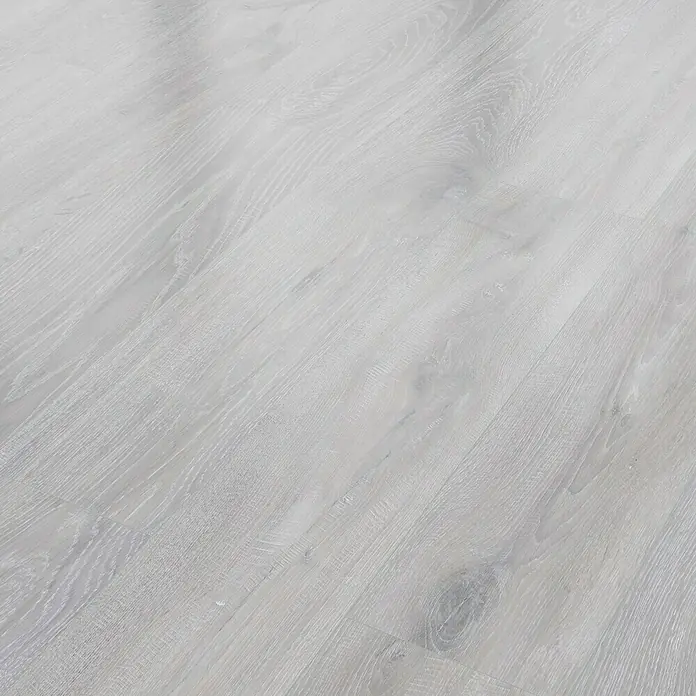Classen Vinylbodenmuster GreenVinyl Eiche gekalkt Grau - 300 x 173 x 4 mm, Landhausdiele - Nahaufnahme eines stilvollen, hellgrauen Laminatbodens, der modernes Design und dezente Holzmaserung vereint.\n