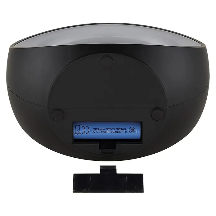 Globo Lámpara de sobremesa Soundra - L x An x Al: 202 x 115 x 183 mm - Parte trasera de un dispositivo esférico negro con una batería cilíndrica azul insertada. La tapa del compartimento de la batería está suelta debajo.