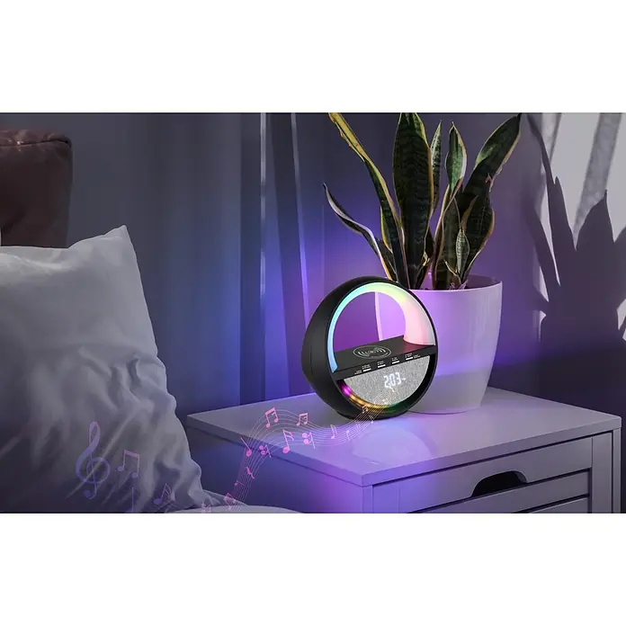 Globo Lámpara de sobremesa Soundra - L x An x Al: 202 x 115 x 183 mm - Lámpara inteligente negra multifuncional con luz LED de colores, reloj digital, altavoz y cargador inalámbrico en una mesita de noche.