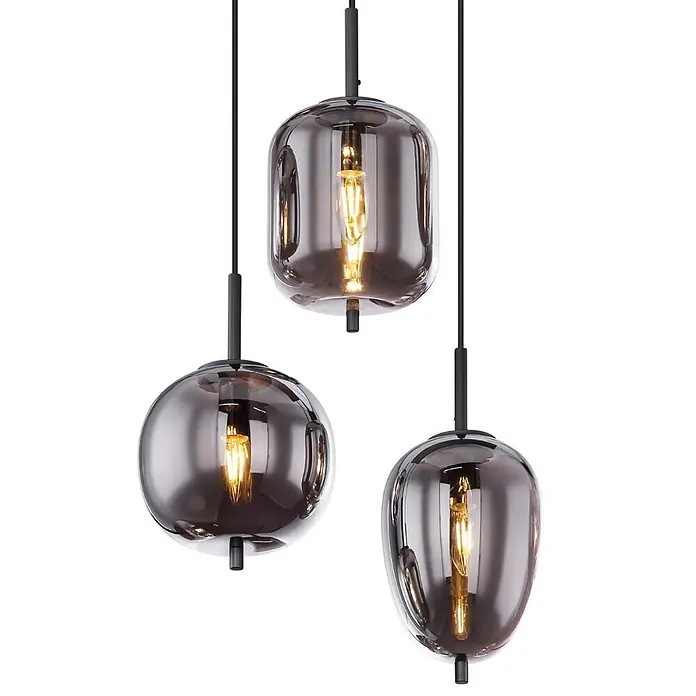 Globo Lámpara colgante BLACKY - Altura: 1.200 mm, Negro - Tres lámparas colgantes con pantallas de cristal ahumado oscuro en varias formas redondeadas y cables negros, con filamentos iluminados visibles.