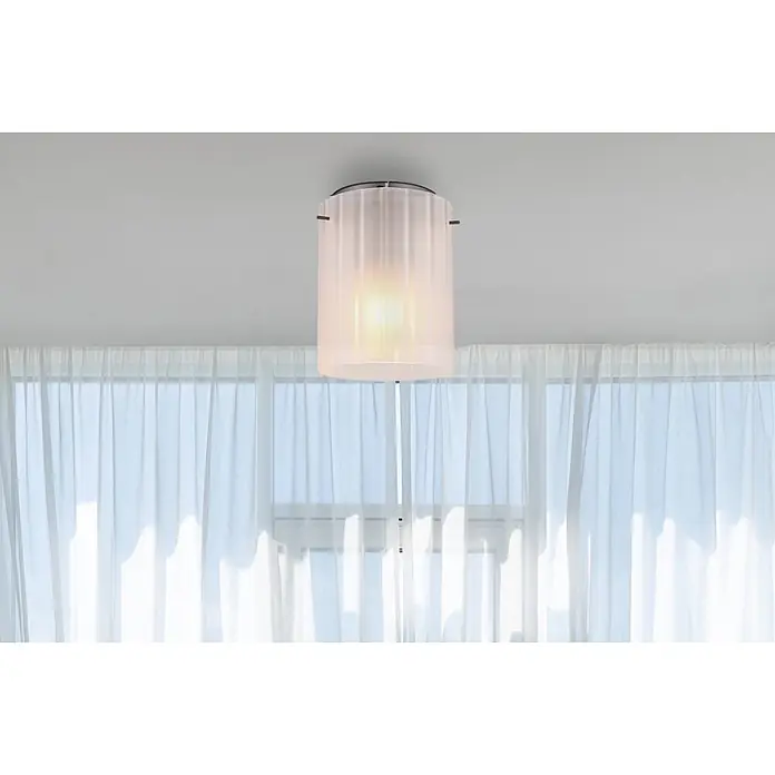 Globo Plafón - 40 W, Ø x Al: 180 x 230 mm, Blanco mate, E27 - Lámpara de techo cilíndrica iluminada con pantalla plisada esmerilada, sobre cortinas blancas.