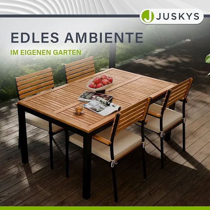 Juskys Gartentisch-Set Rhodos - Gesamtumfang: 5 -tlg., L x B x H: 90 x 150 x 74 cm, Holz, Stapelbar - Outdoor-Essgruppe mit Holztisch, Stühlen mit schwarzen Gestellen und weißen Kissen, auf einer Holzterrasse im Garten.
