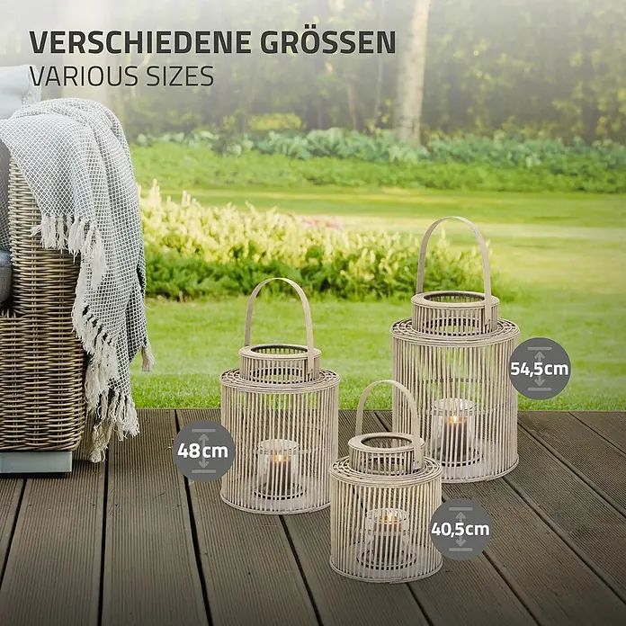 ECD Germany Windlicht Boho Bambus Laterne - Ø x H: 24,5 x 40,5 cm, Natur, 1 Stk. - Drei unterschiedlich große, helle Laternen in Rattan-Optik mit brennenden Kerzen, auf einer Holzterrasse im Freien.