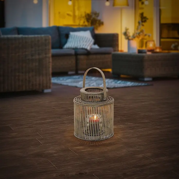 ECD Germany Windlicht Boho Bambus Laterne - Ø x H: 24,5 x 40,5 cm, Natur, 1 Stk. - Natürliche Bambuslaterne mit einer brennenden Kerze, die ein warmes Licht auf einem Holzboden spendet.