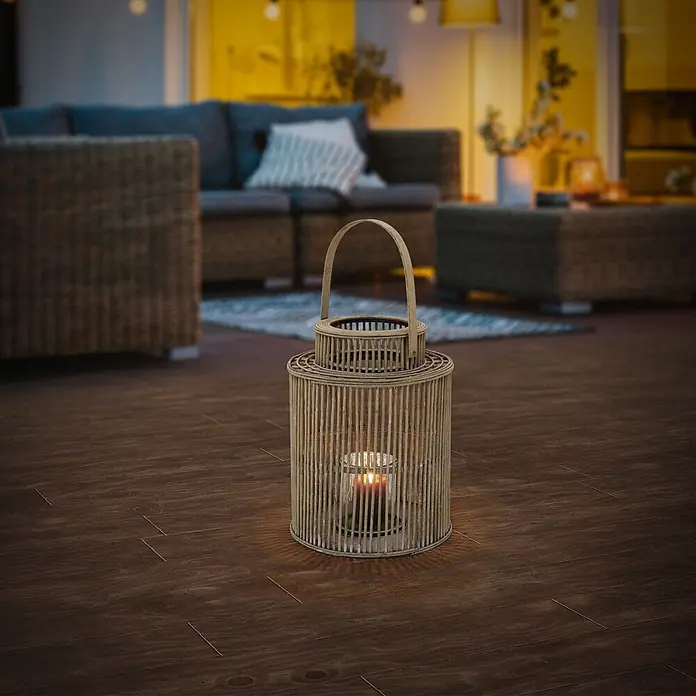 ECD Germany Windlicht Boho Bambus Laterne - Ø x H: 26,5 x 48 cm, Natur, 1 Stk. - Zylindrische Bambuslaterne mit Henkel und brennender Kerze, die ein warmes Licht auf einen Holzterrasenboden wirft.