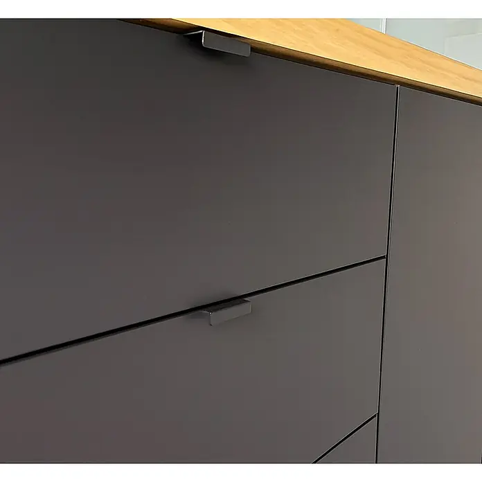 Cordia Möbelgriff 5 cm - Lochabstand: 24 mm, Aluminium, Schwarz - Dunkelgraue Schubladen und Schränke mit minimalistischen Griffen und heller Holztheke.