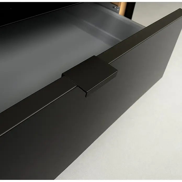 Cordia Möbelgriff 5 cm - Lochabstand: 24 mm, Aluminium, Schwarz - Teilweise geöffnete dunkelgraue Schublade mit einem passenden, integrierten Griff.