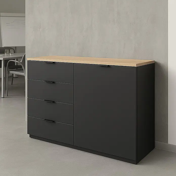 Cordia Möbelgriff 10 cm - Lochabstand: 60 mm, Aluminium, Schwarz - Dunkelgraues Sideboard mit heller Holzplatte, vier Schubladen und einem Schrankfach.