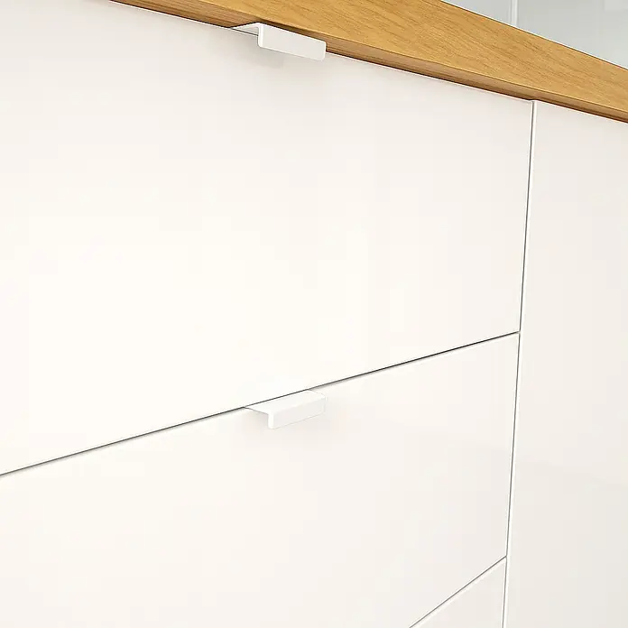 Cordia Möbelgriff 5 cm - Lochabstand: 24 mm, Aluminium, Weiß - Weiße, minimalistische Griffe, integriert in elegante Schrankschubladen.